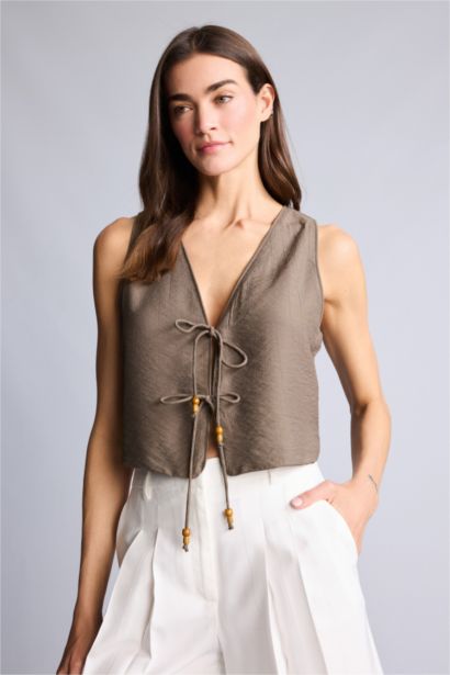 Cropped Fit V жағалы кринкл мата жеңсіз блузка