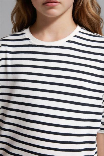 تيشيرت مخطط بناتي نص كم قصة مريحة برقبة مستديرة