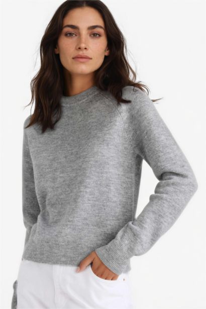 بلوز تريكو ملمس ناعم قصة عادية بياخة مستديرة