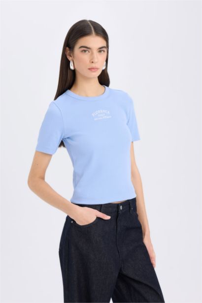 تيشيرت مضلع بطبعة شعار مخصر بياخة مستديرة