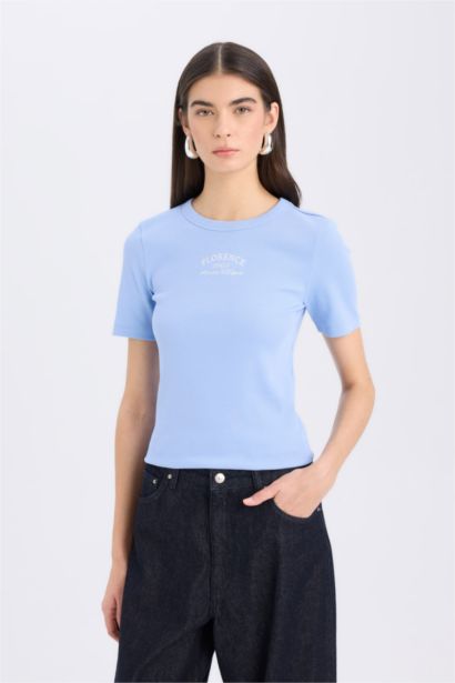 تيشيرت مضلع بطبعة شعار مخصر بياخة مستديرة