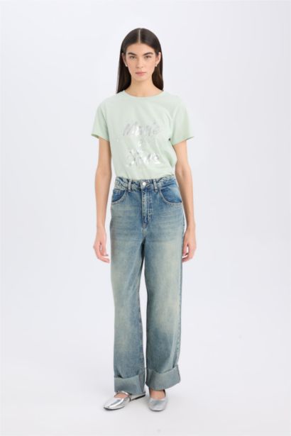 تيشيرت نص ردن بطبعة شعار قصة عادية