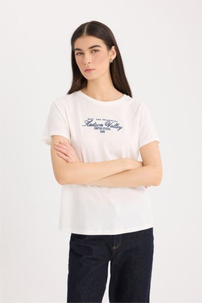 تيشيرت نص ردن بطبعة شعار قصة عادية بياخة مستديرة