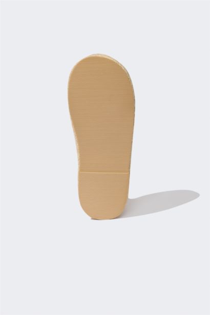 حذاء فلات بكعب مسطح