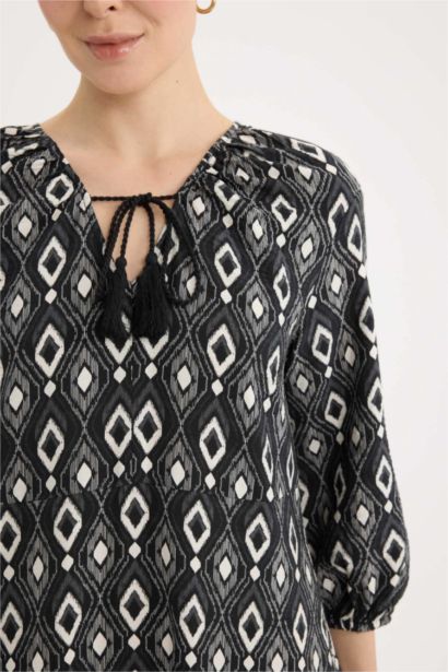 فستان طويل بقصة A بياخة V