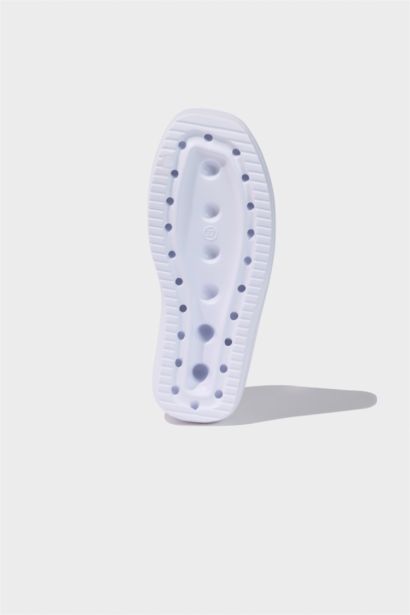 شبشب حريمي بكعب مسطح بشريط مزدوج