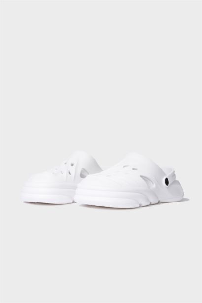 صندل حريمي أبيض بكعب مسطح