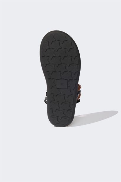 صندل حريمي بني بكعب مسطح جلد صناعي