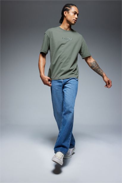 تيشيرت نص كم اوفر سايز برقبة مستديرة بطبعة من الخلف