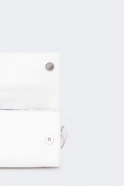 شنطة كتف حريمي جلد صناعي بمشبكين