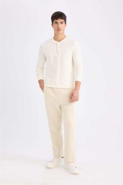 سروال قصة عادية برجل عادي