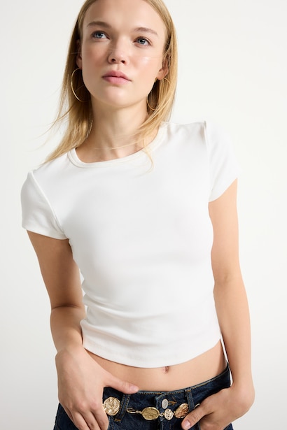 Fitted Fit White Basic Ribbed Crew Neck Short Sleeve T-Shirt