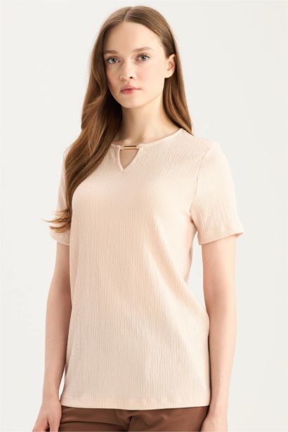 تيشيرت نص ردن قصة مريحة بطبعة من الخلف