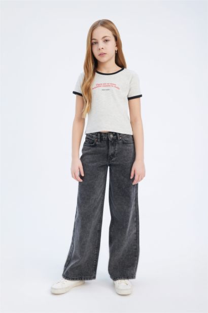 تيشيرت بناتي نص كم ريبانا بطبعة شعار سليم فيت برقبة مستديرة