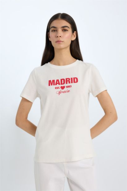 تيشيرت نص ردن بطبعة شعار قصة عادية بياخة مستديرة