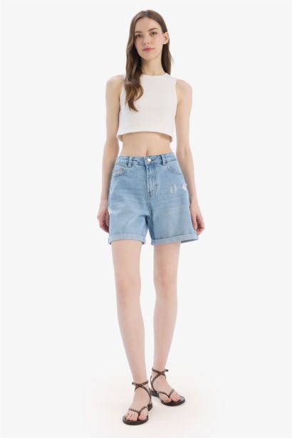 شورت بوي فريند بخصر عالي بحافة مطوية وتفاصيل ممزقة