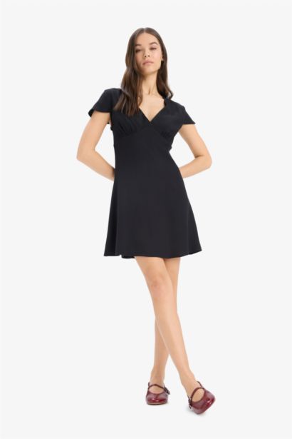 فستان نص كم قصير القماش المنسوج بياقة V