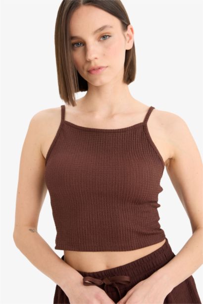 بلوزة بحمالات سليم فيت منسوج