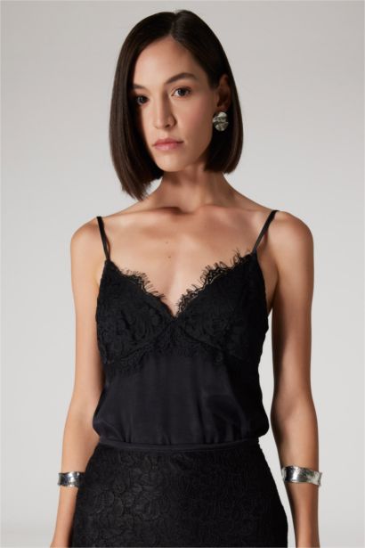 Top en satin à fines bretelles à Col drapé en dentelle Sorbe x DeFacto