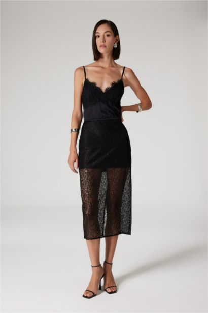 Top en satin à fines bretelles à Col drapé en dentelle Sorbe x DeFacto