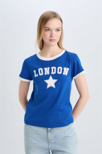 تيشيرت نص كم مطبوع بقصة عادية