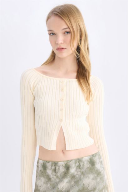 بلوفر تريكو سليم فيت بكتف مكشوف