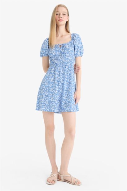 فستان قصير فلورال منسوج بياخة مربعة