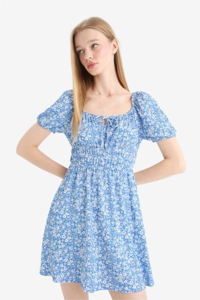 فستان قصير فلورال منسوج بياخة مربعة