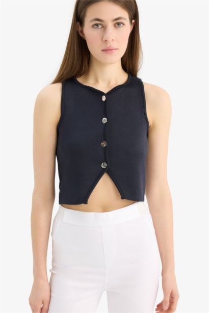 فيست تريكو اسود قصة عادية بأزرار