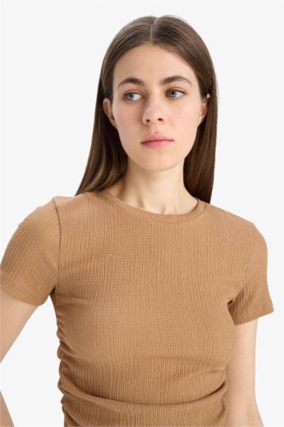 T-shirt slim à col rond et manches courtes