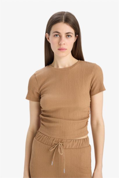 T-shirt slim à col rond et manches courtes