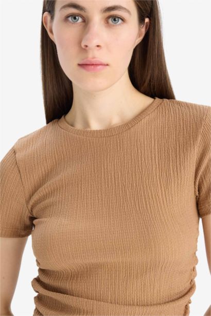 T-shirt slim à col rond et manches courtes