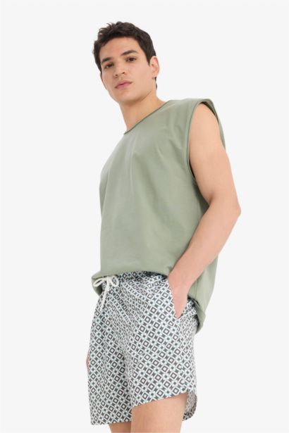 Short de bain court à motifs avec doublure en filet