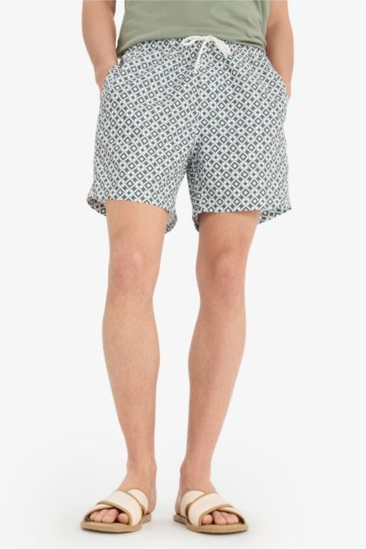 Short de bain court à motifs avec doublure en filet