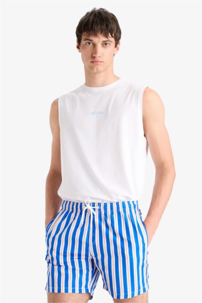 Short court rayé avec doublure en filet