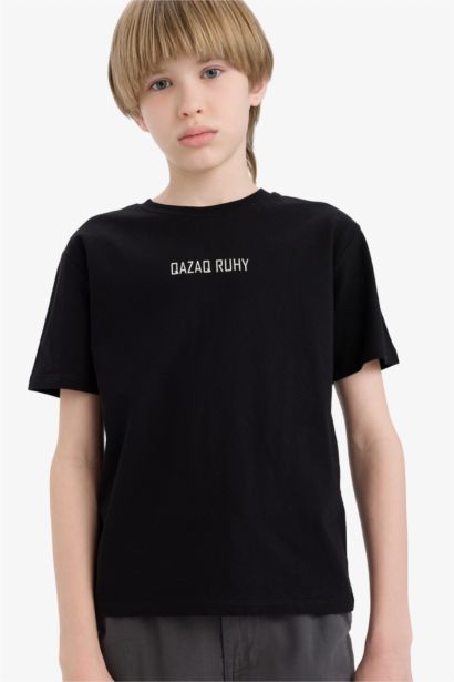 تيشيرت اولادي نص كم بطبعة شعار قصة عادية برقبة مستديرة