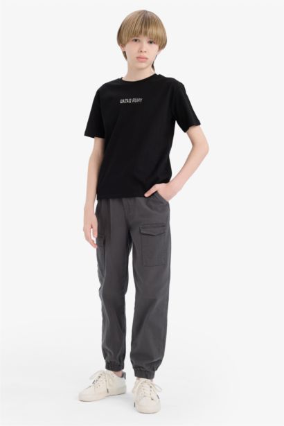 تيشيرت اولادي نص كم بطبعة شعار قصة عادية برقبة مستديرة