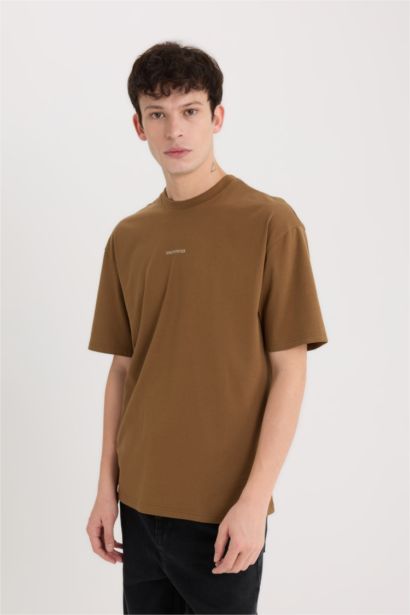 تيشيرت قطن أوفر سايز نص كم بياقة مستديرة بطبعة من الخلف