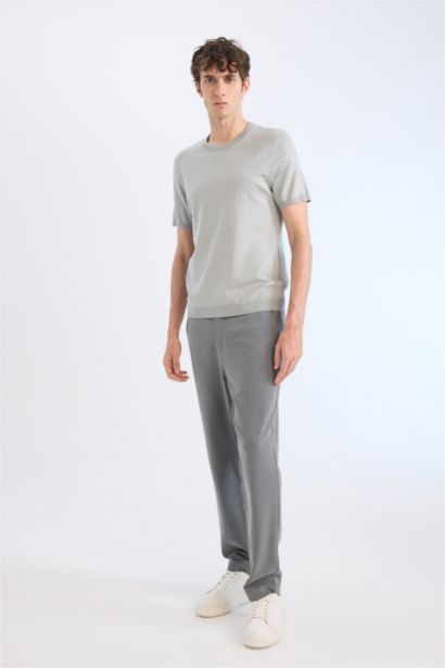 Футболка стандартного кроя с круглым вырезом из трикотажа