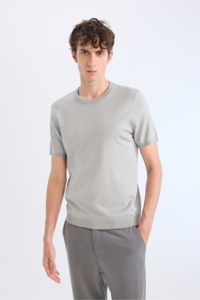 Футболка стандартного кроя с круглым вырезом из трикотажа