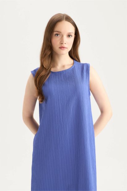 Robe mi-longue sans manches en tissu gaufré à coupe régulière