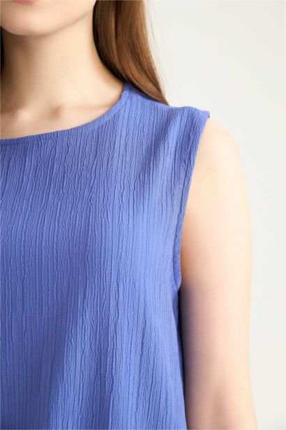 Robe mi-longue sans manches en tissu gaufré à coupe régulière