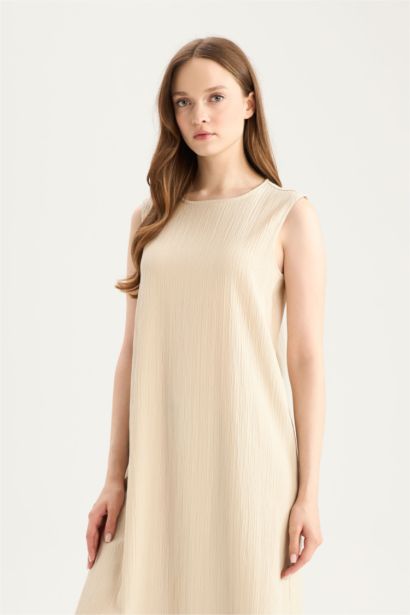 Robe mi-longue sans manches en tissu gaufré à coupe régulière