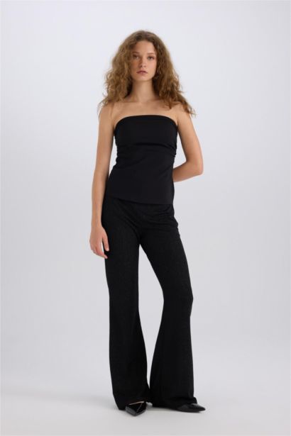 Pantalon long évasé à jambe droite