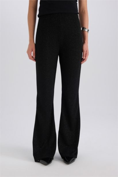 Pantalon long évasé à jambe droite