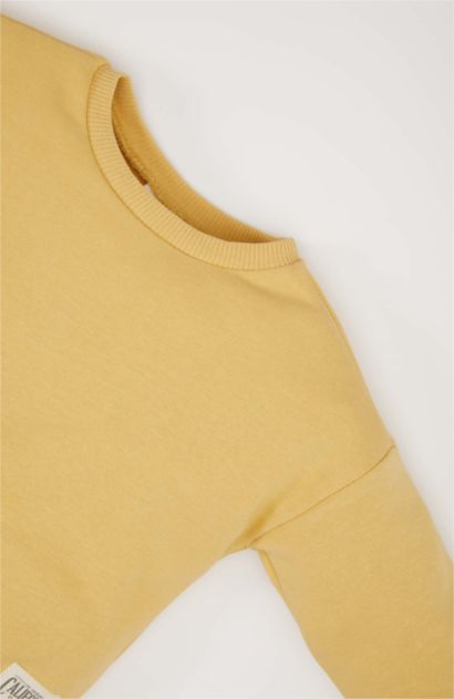 طقم من قطعتين سويت شيرت برقبة مستديرة و سروال ضيق للبيبي بنت