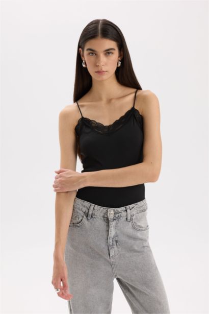 Slim Fit Dar Kesim V Yaka Atlet