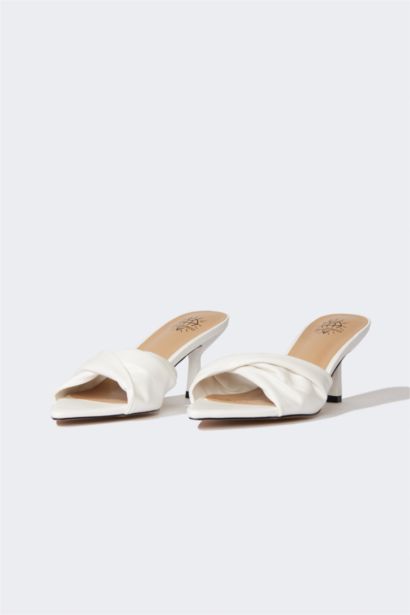 صندل حريمي أبيض بكعب عالي جلد صناعي
