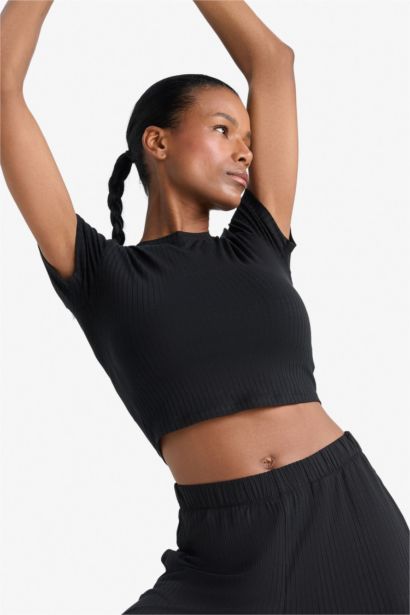 تيشيرت رياضي نص كم كروب فيت من DeFactoFit