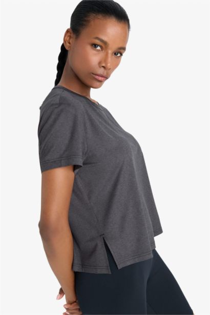 تيشيرت رياضي نص ردن بياخة مستديرة من DeFactoFit